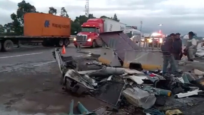 Hombre muere al impactar tractocamión a 4 unidades de carga en la